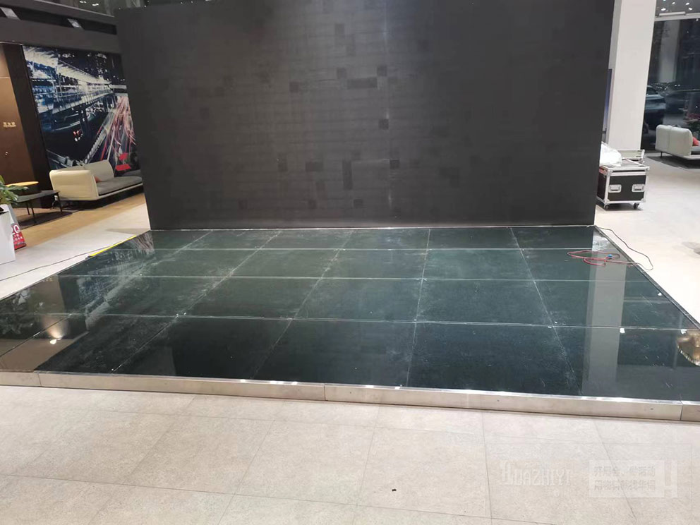 豐之元玻璃地臺現(xiàn)場鋪設