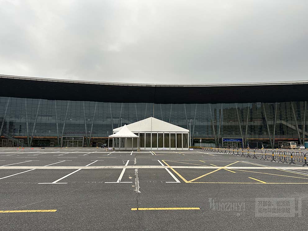 華熠玻璃篷房租賃公司搭建比亞迪試駕車展篷房現場