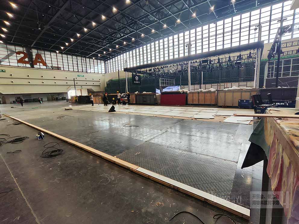 鄭州地臺租賃廠家帶您去現場,看車展活動地臺是如何布置的