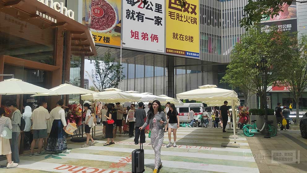 鄭州單邊傘租賃助力正弘城茶飲活動(dòng),防曬又美觀