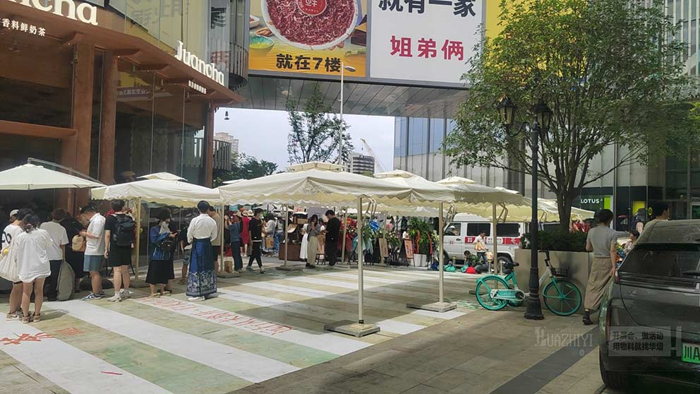 鄭州單邊傘租賃助力正弘城茶飲活動(dòng),防曬又美觀