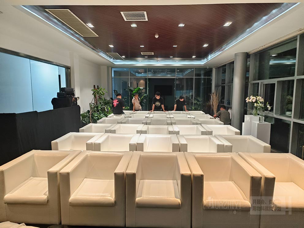 鄭州白色皮質(zhì)沙發(fā)出租現(xiàn)場,簡約