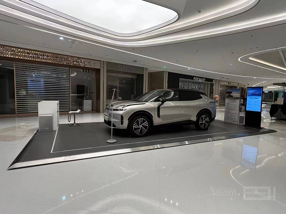 鄭州地臺出租廠家搭建了臨時車展的全套物料，讓您省心省力