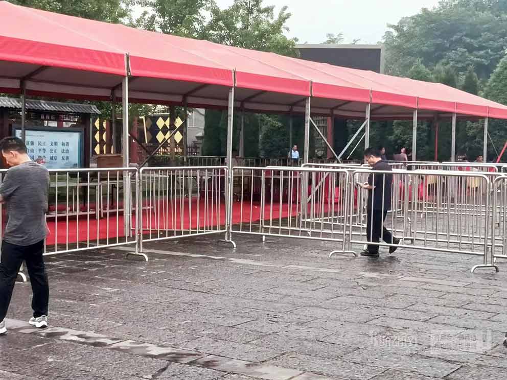 鄭州鐵馬護欄出租提供登封文化節現場護欄
