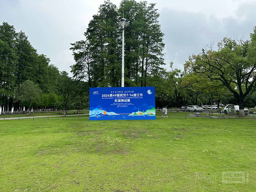 鄭州鐵馬護(hù)欄租賃廠家布置了活動(dòng)現(xiàn)場(chǎng)的護(hù)欄