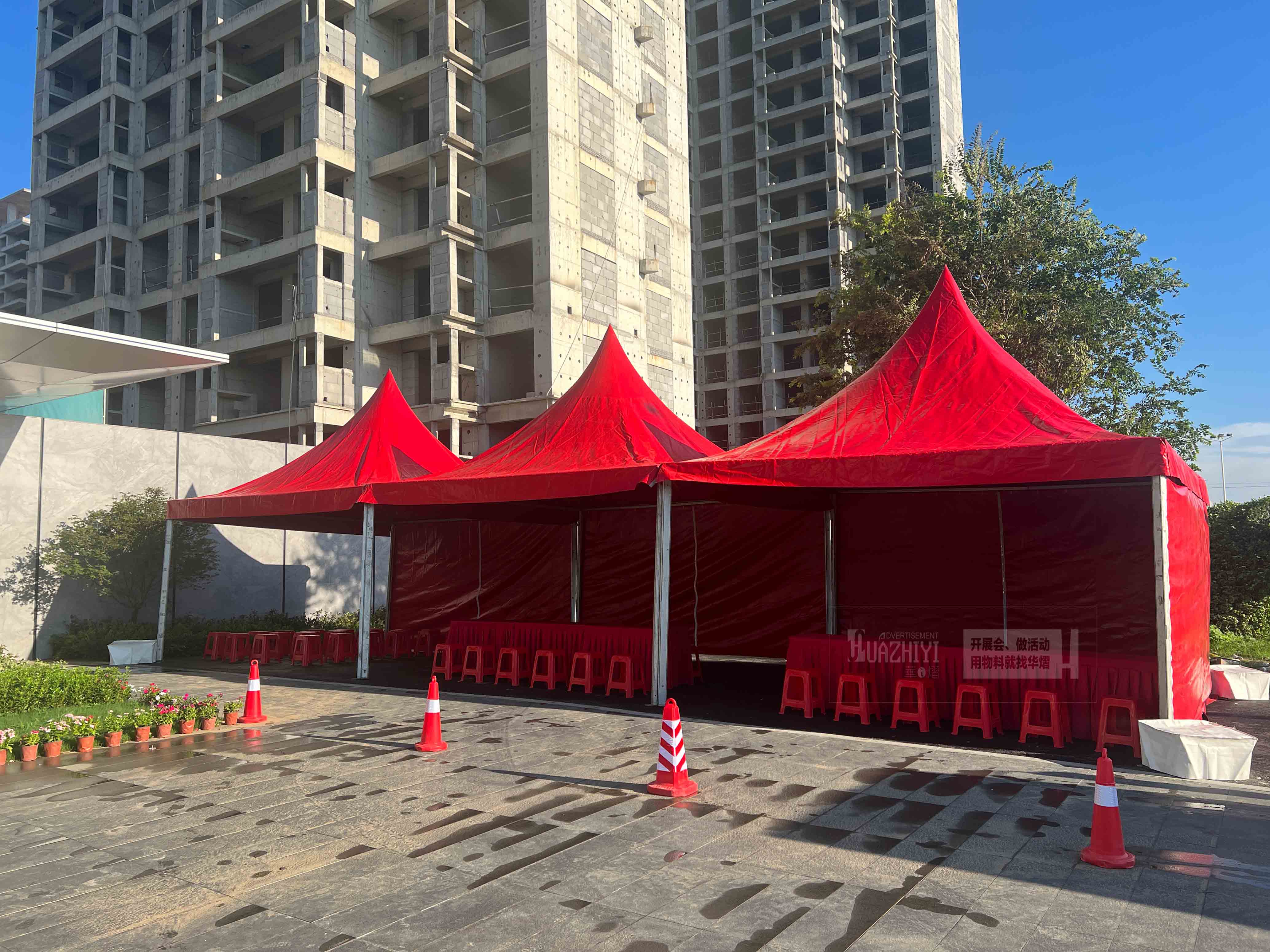 洛陽篷房出租紅色尖頂篷房璀璨亮相，為活動增添一抹亮色