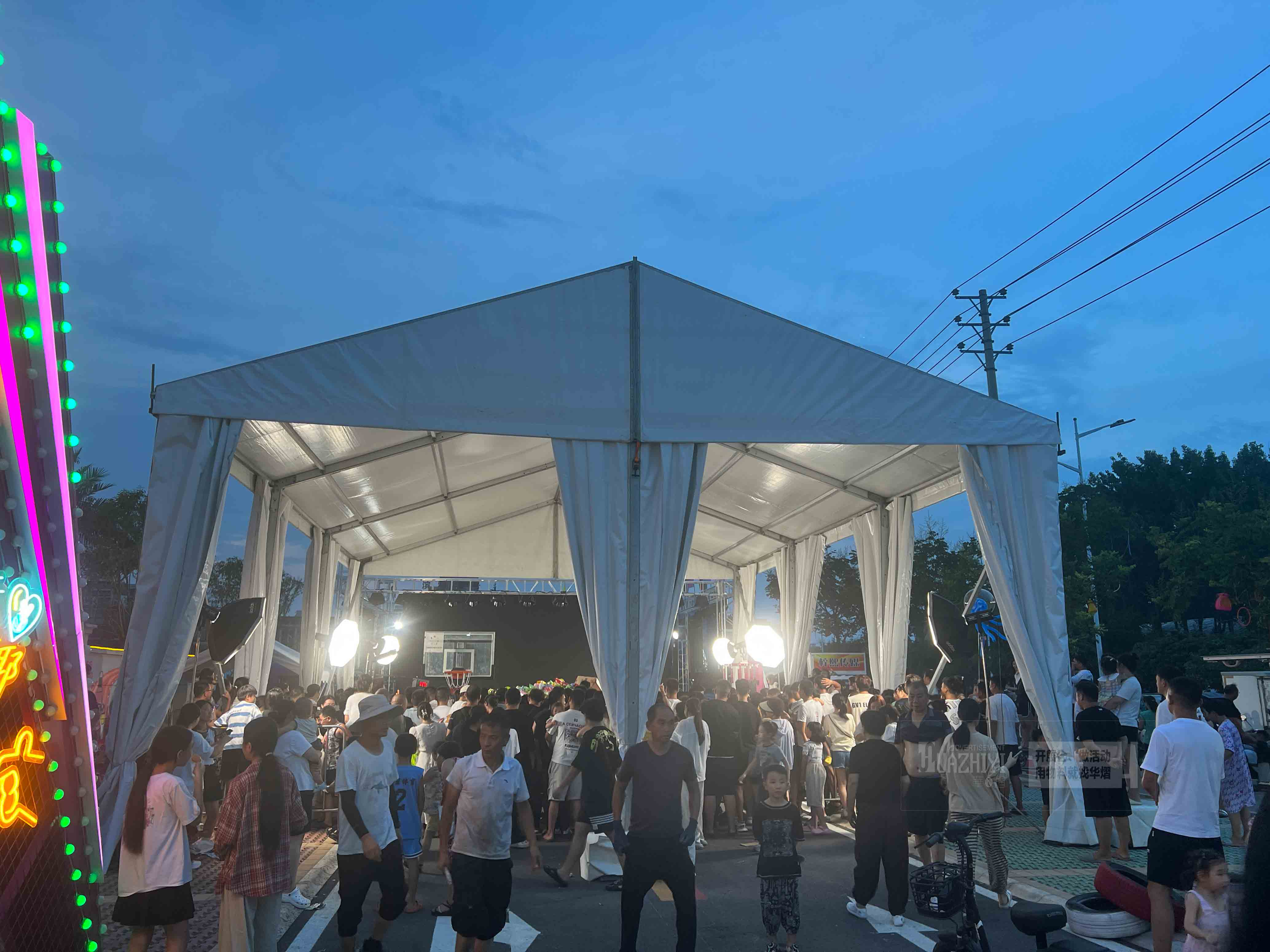 夏季室外臨時活動沒有遮擋擔心下雨?新鄉篷房租賃廠家來幫您