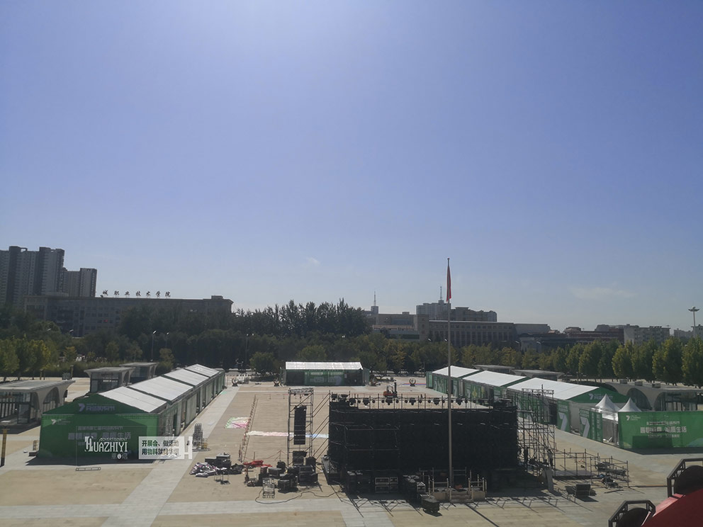 鄭州篷房出租搭建的尖頂篷房用在購物節很合適