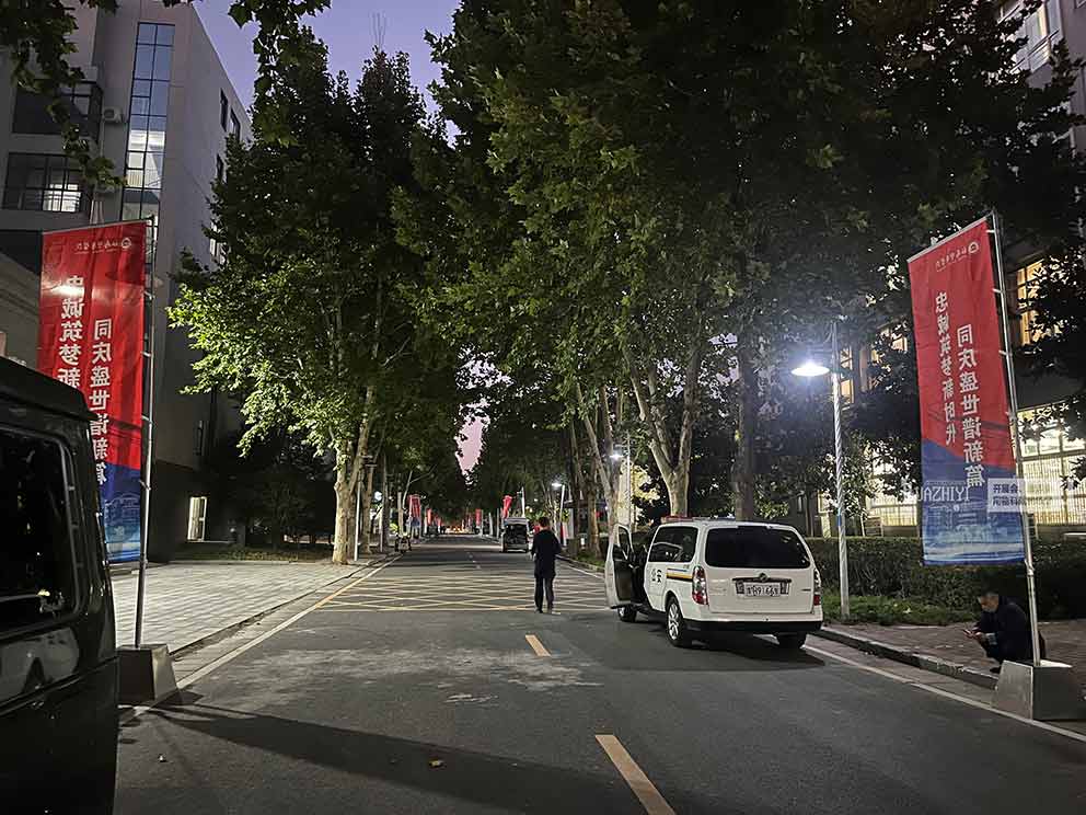 鄭州道旗出租在夜色中施工:已將各個(gè)道旗布置到位