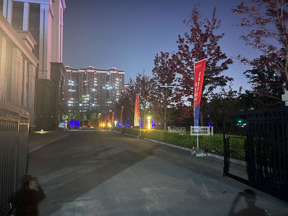 鄭州道旗出租在夜色中施工:已將各個(gè)道旗布置到位