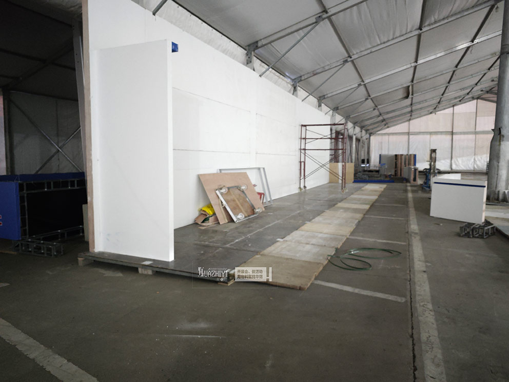 華熠地臺(tái)租賃公司團(tuán)隊(duì)鋪設(shè)中博建材展會(huì)木質(zhì)地臺(tái)