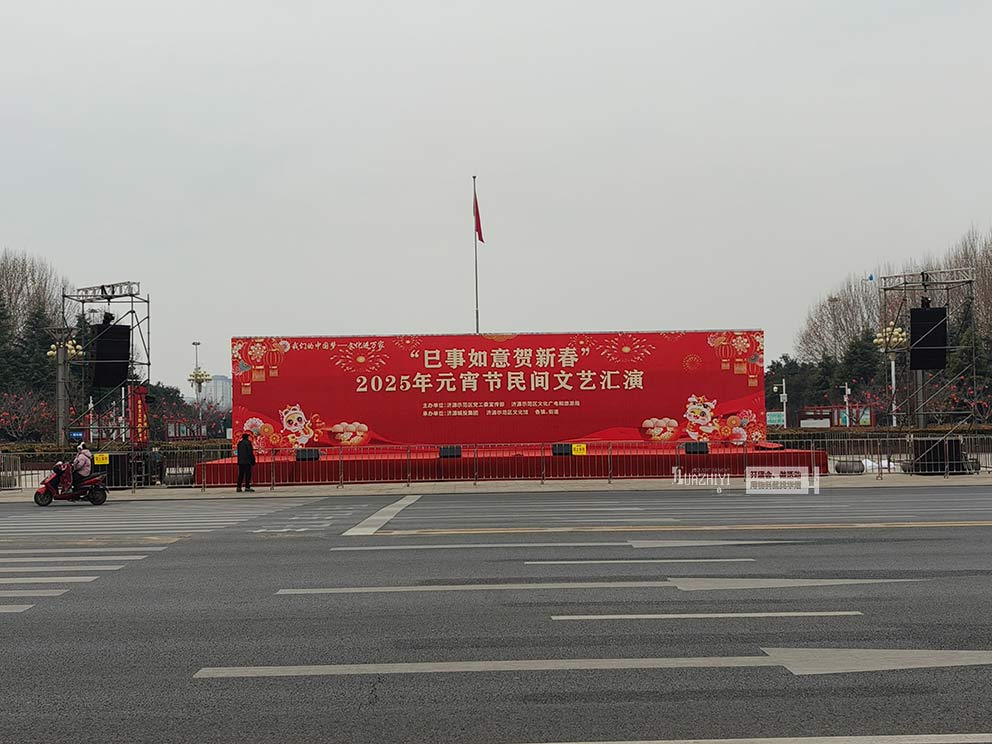 鄭州鐵馬護(hù)欄出租提供不銹鋼護(hù)欄助力濟(jì)源元宵文藝匯演