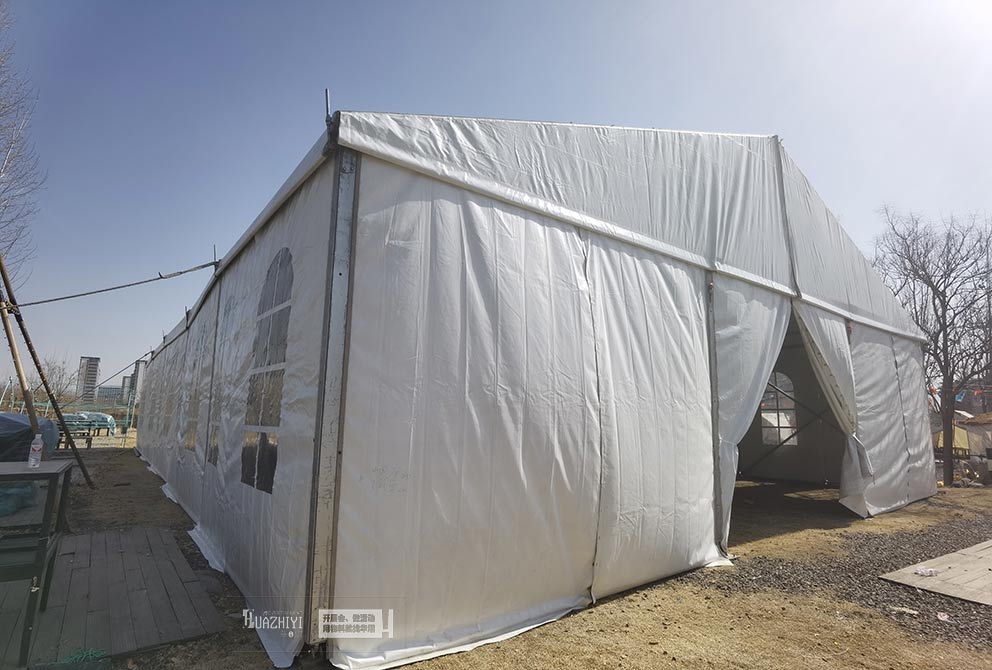 露營新領地現場搭建了一座純凈潔白的大型篷房