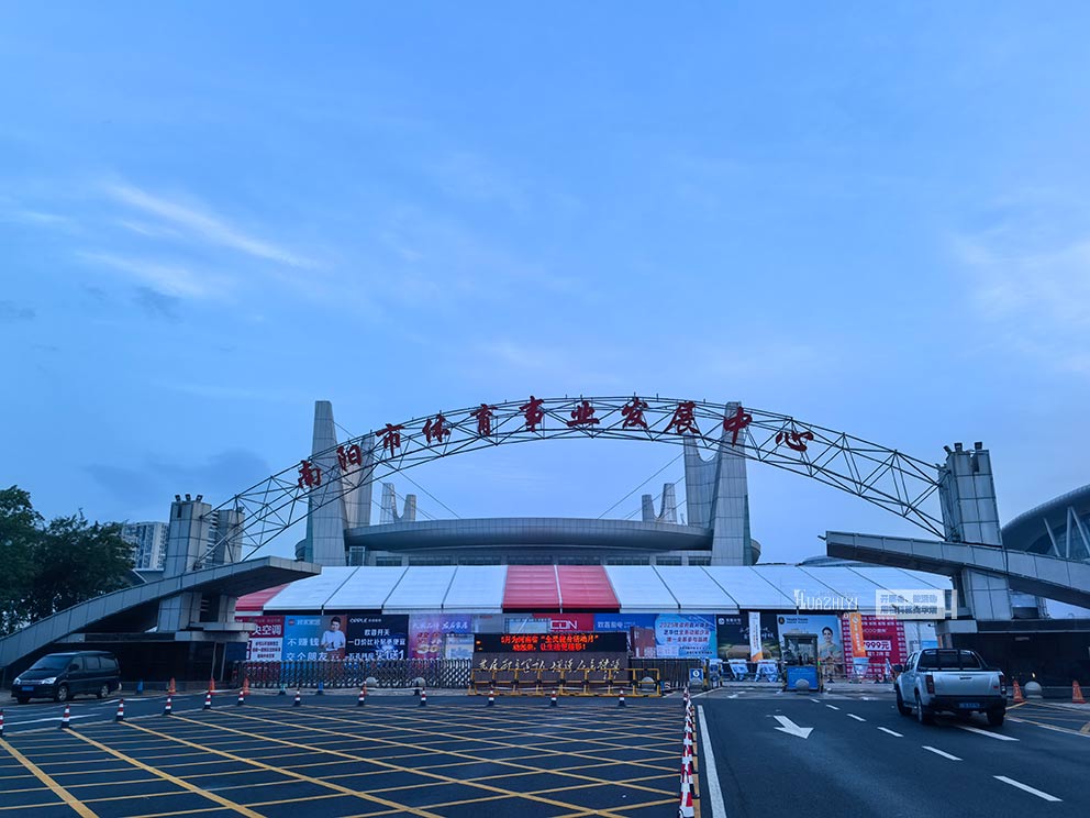 華熠展銷會(huì)篷房租賃在南陽(yáng)第一體育中心施工搭建