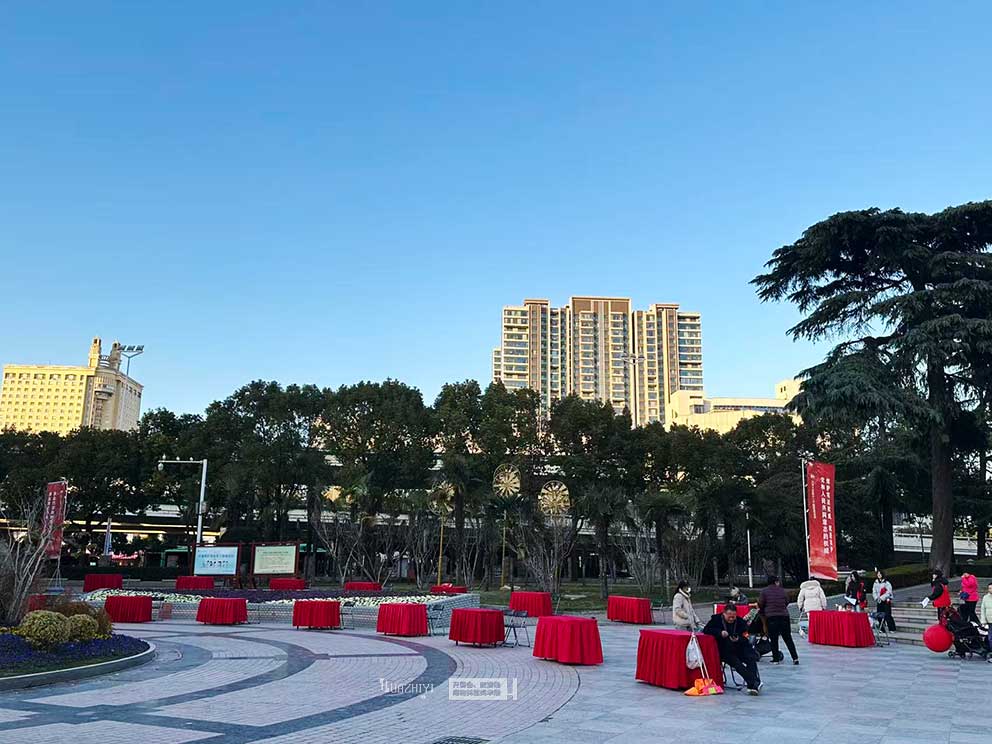 2025鄭州憲法宣傳周啟動儀式,鄭州桌椅道旗租賃進行布場
